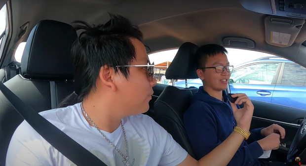 Chuyện gì vậy: Rời khỏi Vùng cấm 51 của Mỹ, Khoa Pug liền bị cảnh sát bắt, tài xế còn suýt bị... bỏ tù - Ảnh 4. Chuyện gì vậy: Rời khỏi Vùng cấm 51 của Mỹ, Khoa Pug liền bị cảnh sát bắt, tài xế còn suýt bị... bỏ tù - Ảnh 4.