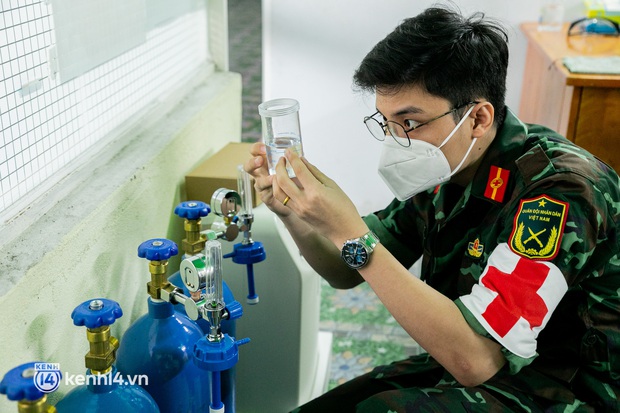 Ảnh: Lực lượng quân y đến từng nhà, tận tình thăm khám cho các F0 - Ảnh 15.