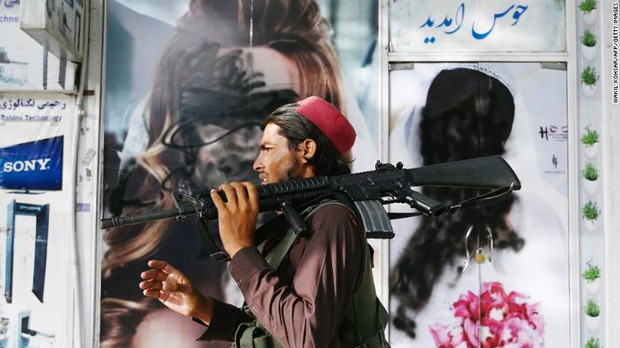 Phụ nữ Afghanistan sợ hãi sau thông báo mới của Taliban: Đừng đi làm nữa! - Ảnh 2.