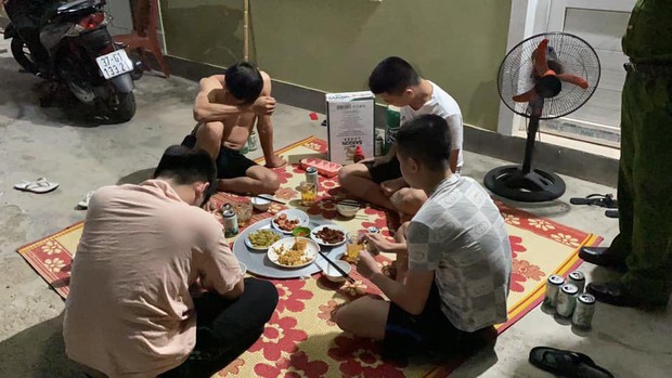 Nghệ An: Phạt 60 triệu đồng 4 thanh niên tụ tập ăn nhậu mùa dịch - Ảnh 1.