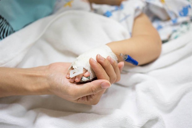 Bé gái 4 tuổi tử vong sau 12 giờ nhập viện, bác sĩ cảnh báo loại virus có cách thức lây nhiễm tương tự SARS-CoV-2 - Ảnh 1. Bé gái 4 tuổi tử vong sau 12 giờ nhập viện, bác sĩ cảnh báo loại virus có cách thức lây nhiễm tương tự SARS-CoV-2 - Ảnh 1.