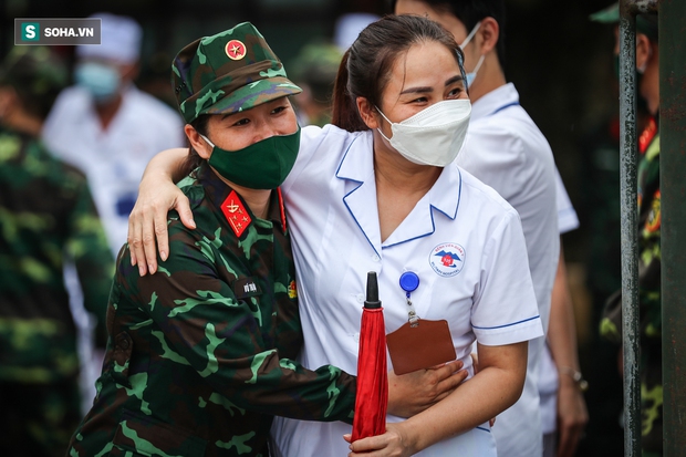 Những ‘bóng hồng’ Nam tiến chống dịch Covid-19: “Hot girl huyết áp” sẵn sàng cắt bay mái tóc dài - Ảnh 12. Những ‘bóng hồng’ Nam tiến chống dịch Covid-19: “Hot girl huyết áp” sẵn sàng cắt bay mái tóc dài - Ảnh 12.