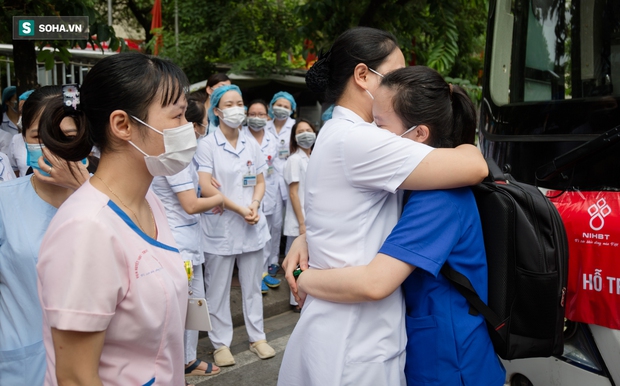 Những ‘bóng hồng’ Nam tiến chống dịch Covid-19: “Hot girl huyết áp” sẵn sàng cắt bay mái tóc dài - Ảnh 3. Những ‘bóng hồng’ Nam tiến chống dịch Covid-19: “Hot girl huyết áp” sẵn sàng cắt bay mái tóc dài - Ảnh 3.