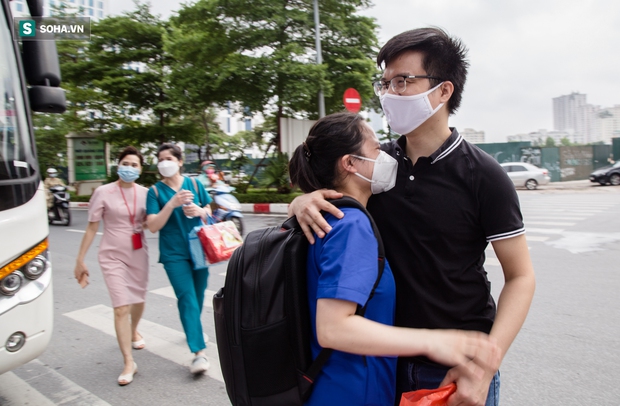 Những ‘bóng hồng’ Nam tiến chống dịch Covid-19: “Hot girl huyết áp” sẵn sàng cắt bay mái tóc dài - Ảnh 4. Những ‘bóng hồng’ Nam tiến chống dịch Covid-19: “Hot girl huyết áp” sẵn sàng cắt bay mái tóc dài - Ảnh 4.