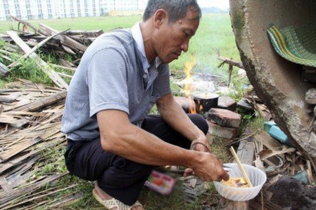 Sống trong cống, lay lắt trên vỉa hè thành phố 10 năm, bố nghèo nuôi con đỗ thủ khoa ĐH Y Hà Nội - Ảnh 4.