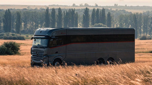 Bên trong mobihome khổng lồ 2 triệu USD: Có khoang để siêu xe Ferrari, nội thất như du thuyền trên cạn - Ảnh 8.
