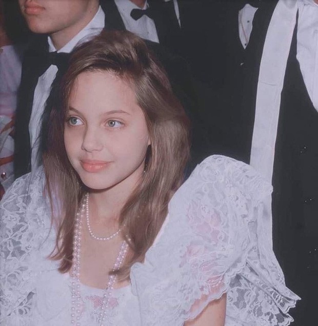 Angelina Jolie and 2 legendary red carpets: At 11 years old, she was already like an A-list star because she was incredibly beautiful, at 44 years old, she became a stunningly beautiful queen - Photo 2.