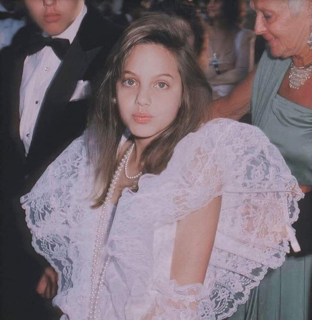 Angelina Jolie and 2 legendary red carpets: At 11 years old, she was already like an A-list star because she was incredibly beautiful, at 44 years old, she became a stunningly beautiful queen - Photo 3.