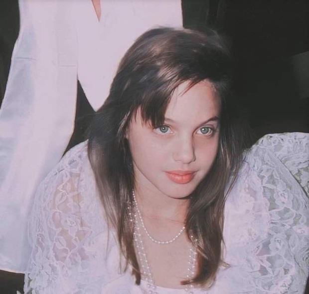 Angelina Jolie and 2 legendary red carpets: At 11 years old, she was already like an A-list star because she was incredibly beautiful, at 44 years old, she became a stunningly beautiful queen - Photo 4.