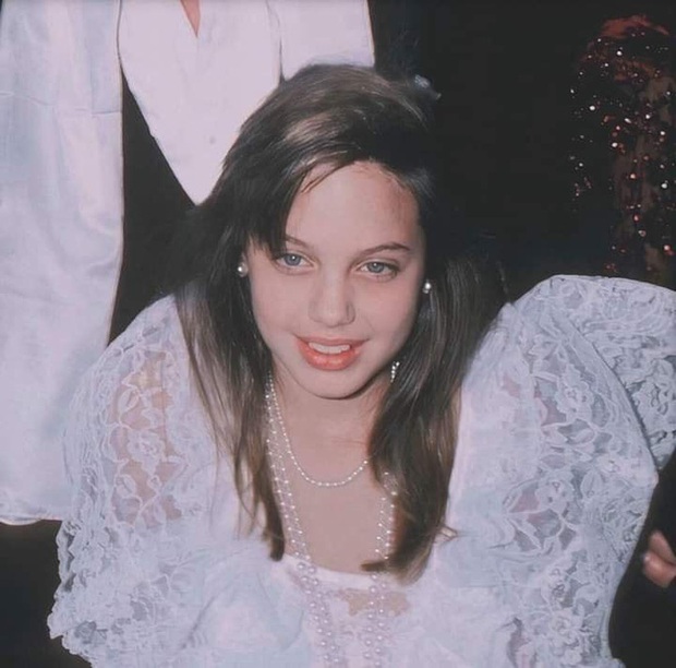 Angelina Jolie and 2 legendary red carpets: At 11 years old, she was already like an A-list star because she was incredibly beautiful, at 44 years old, she became a stunningly beautiful queen - Photo 5.