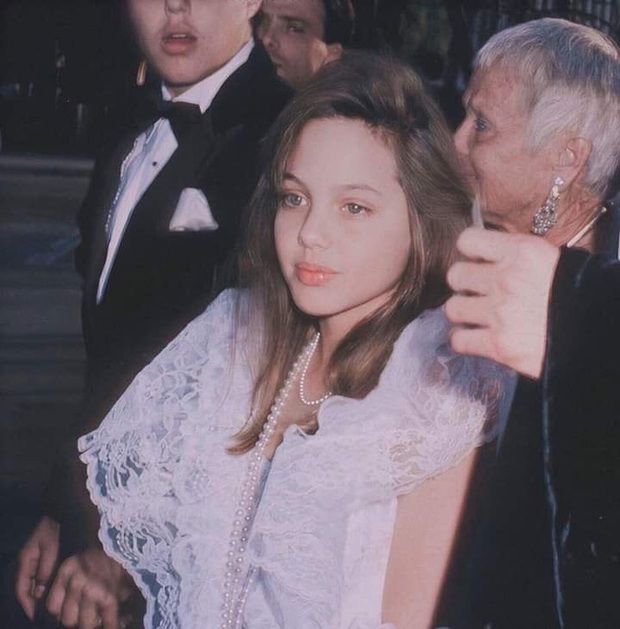 Angelina Jolie and 2 legendary red carpets: At 11 years old, she was already like an A-list star because she was incredibly beautiful, at 44 years old, she became a stunningly beautiful queen - Photo 7.