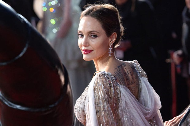 Angelina Jolie and 2 legendary red carpets: At 11 years old, she was already like an A-list star because she was incredibly beautiful, at 44 years old, she became a stunningly beautiful queen - Photo 11.