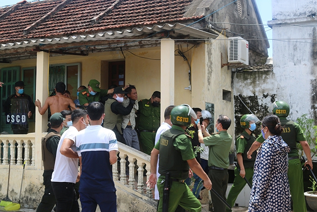 Nam Định: Cảnh sát giải cứu cô gái bị bố đẻ bắt làm con tin trong nhà nhiều giờ liền - Ảnh 1. Nam Định: Cảnh sát giải cứu cô gái bị bố đẻ bắt làm con tin trong nhà nhiều giờ liền - Ảnh 1.