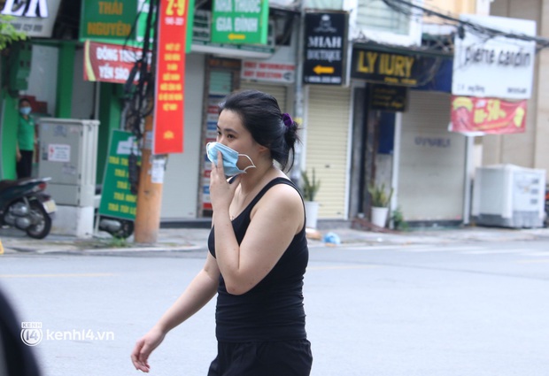 Hà Nội: Cô gái không đeo khẩu trang vô tư tiến thẳng về phía Tổ công tác, bị lập biên bản ngay lập tức - Ảnh 3. Hà Nội: Cô gái không đeo khẩu trang vô tư tiến thẳng về phía Tổ công tác, bị lập biên bản ngay lập tức - Ảnh 3.