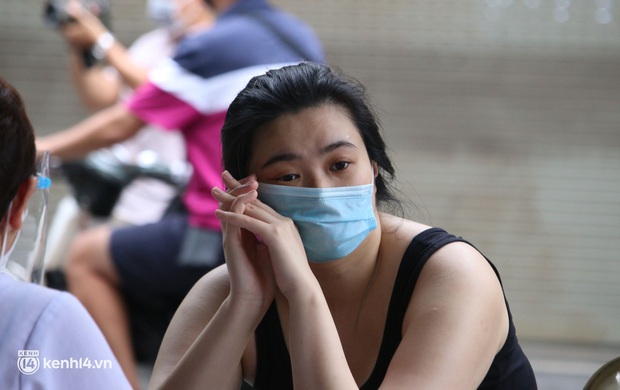 Hà Nội: Cô gái không đeo khẩu trang vô tư tiến thẳng về phía Tổ công tác, bị lập biên bản ngay lập tức - Ảnh 4. Hà Nội: Cô gái không đeo khẩu trang vô tư tiến thẳng về phía Tổ công tác, bị lập biên bản ngay lập tức - Ảnh 4.
