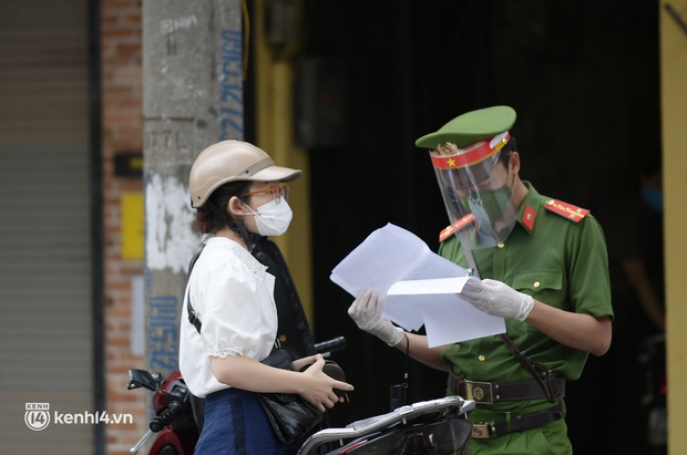 Hà Nội: Cô gái không đeo khẩu trang vô tư tiến thẳng về phía Tổ công tác, bị lập biên bản ngay lập tức - Ảnh 7. Hà Nội: Cô gái không đeo khẩu trang vô tư tiến thẳng về phía Tổ công tác, bị lập biên bản ngay lập tức - Ảnh 7.