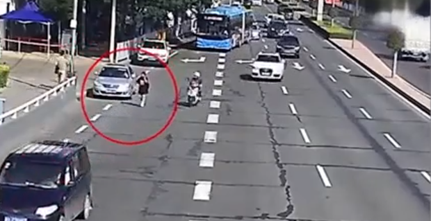 Mải mê bấm điện thoại khi qua đường khiến 3 chiếc xe đâm trúng nhau, cô gái thản nhiên bỏ đi khiến chủ xe phát dồ - Ảnh 2.