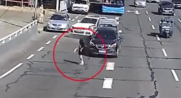 Mải mê bấm điện thoại khi qua đường khiến 3 chiếc xe đâm trúng nhau, cô gái thản nhiên bỏ đi khiến chủ xe phát dồ - Ảnh 3.