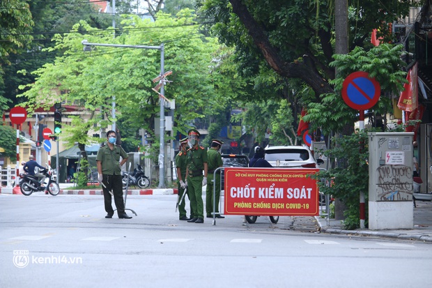 Hà Nội: Cô gái không đeo khẩu trang vô tư tiến thẳng về phía Tổ công tác, bị lập biên bản ngay lập tức - Ảnh 1. Hà Nội: Cô gái không đeo khẩu trang vô tư tiến thẳng về phía Tổ công tác, bị lập biên bản ngay lập tức - Ảnh 1.