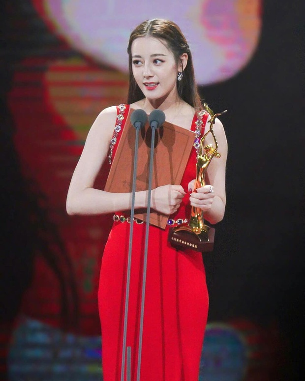Đến lượt Địch Lệ Nhiệt Ba bị điểm mặt giữa tâm bão Triệu Vy, scandal Thị hậu Kim Ưng sắp bị sờ gáy sau hàng loạt tranh cãi? - Ảnh 4. Đến lượt Địch Lệ Nhiệt Ba bị điểm mặt giữa tâm bão Triệu Vy, scandal Thị hậu Kim Ưng sắp bị sờ gáy sau hàng loạt tranh cãi? - Ảnh 4.