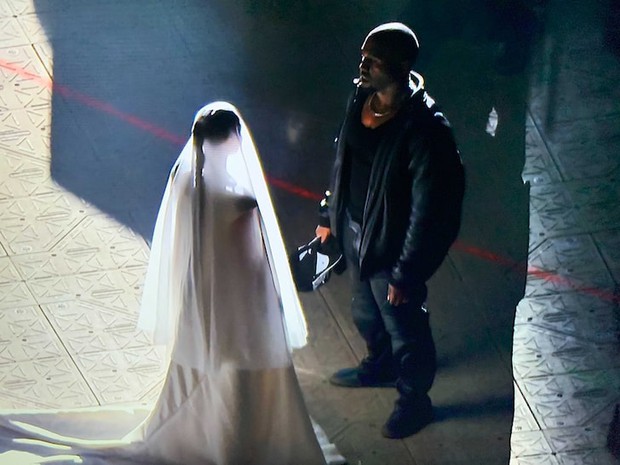 Chuyện như đùa: Rộ ảnh Kanye West và Kim Kardashian làm đám cưới lần 2 chỉ sau 6 tháng ly hôn, chuyện gì đây? - Ảnh 2. Chuyện như đùa: Rộ ảnh Kanye West và Kim Kardashian làm đám cưới lần 2 chỉ sau 6 tháng ly hôn, chuyện gì đây? - Ảnh 2.
