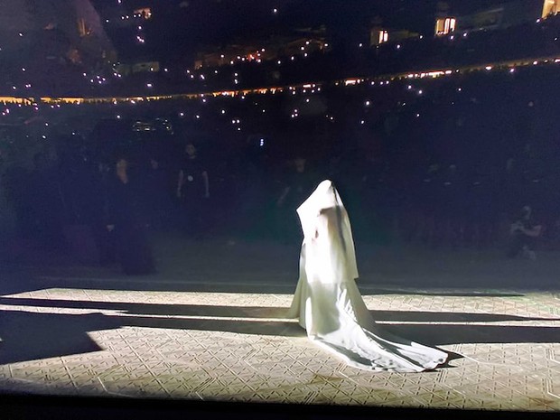Chuyện như đùa: Rộ ảnh Kanye West và Kim Kardashian làm đám cưới lần 2 chỉ sau 6 tháng ly hôn, chuyện gì đây? - Ảnh 3. Chuyện như đùa: Rộ ảnh Kanye West và Kim Kardashian làm đám cưới lần 2 chỉ sau 6 tháng ly hôn, chuyện gì đây? - Ảnh 3.