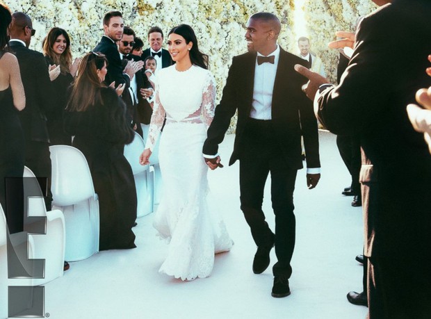 Chuyện như đùa: Rộ ảnh Kanye West và Kim Kardashian làm đám cưới lần 2 chỉ sau 6 tháng ly hôn, chuyện gì đây? - Ảnh 4. Chuyện như đùa: Rộ ảnh Kanye West và Kim Kardashian làm đám cưới lần 2 chỉ sau 6 tháng ly hôn, chuyện gì đây? - Ảnh 4.