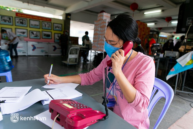 Cận cảnh một buổi đi chợ hộ của bộ đội, giáo viên... tại các siêu thị dã chiến ở TP.HCM trong thời gian siết chặt giãn cách - Ảnh 7.