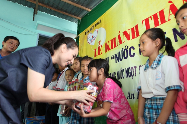 Phi Nhung tích cực làm từ thiện suốt 20 năm: Có mặt khắp nơi san sẻ yêu thương, nhiễm Covid-19 khi đi trao quà mùa dịch - Ảnh 8.