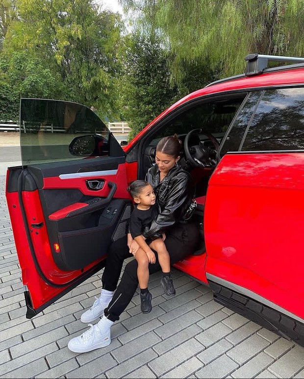 Kylie Jenner và những lần phá đảo thế giới ảo vì diện đồ đôi sang chảnh với con gái “iu” Stormi - Ảnh 7.