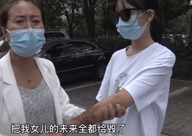 Cô bé 14 tuổi lén chi 1 triệu đi xăm kín 2 cánh tay, bà mẹ luôn tự hào con nhà tôi ngoan lắm nghẹn họng khi nghe con số khắc phục hậu quả - Ảnh 2. Cô bé 14 tuổi lén chi 1 triệu đi xăm kín 2 cánh tay, bà mẹ luôn tự hào con nhà tôi ngoan lắm nghẹn họng khi nghe con số khắc phục hậu quả - Ảnh 2.