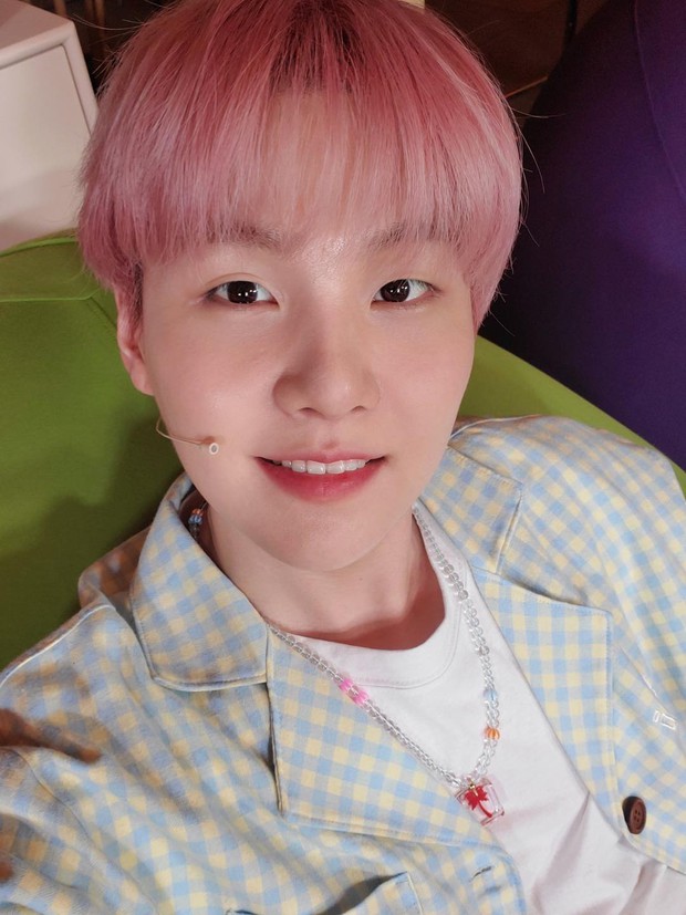 Vừa khoe ảnh selfie tóc mới, SUGA (BTS) đã bị Twitter xoá không thương tiếc vì lý do rất trớ trêu - Ảnh 4.