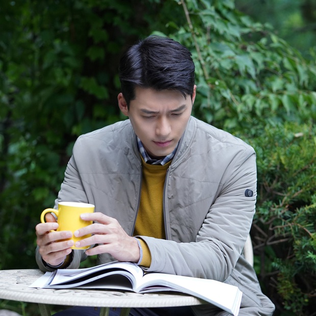 Không phải tự dưng Hyun Bin là nam thần hàng đầu Kbiz: Ảnh hậu trường mà đẹp như tạp chí, góc nghiêng như cứa vào tim fan - Ảnh 7.