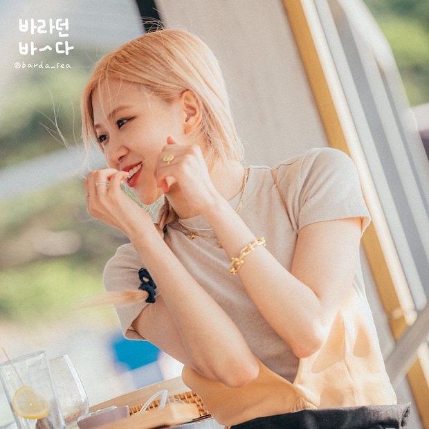 Muốn bóc trần nhan sắc Rosé (BLACKPINK) ở hậu trường mà bó tay, đắt nhất combo tóc vàng bay tôn lên visual đẹp muốn lịm đi - Ảnh 6. Muốn bóc trần nhan sắc Rosé (BLACKPINK) ở hậu trường mà bó tay, đắt nhất combo tóc vàng bay tôn lên visual đẹp muốn lịm đi - Ảnh 6.