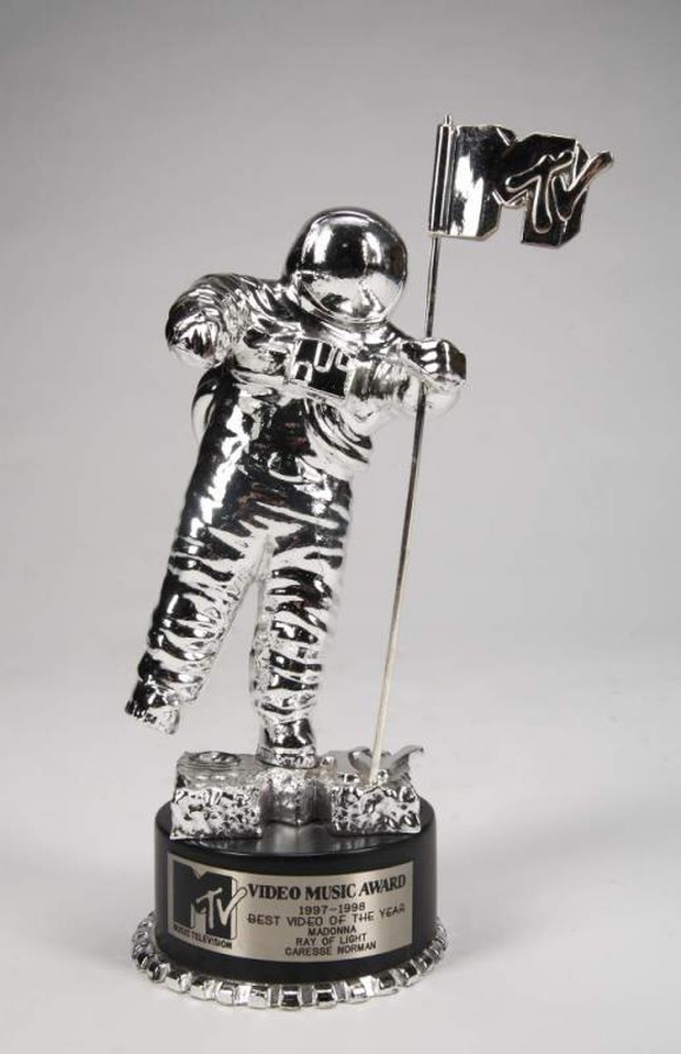 Cúp moonman kỉ niệm 40 năm của MTV VMAs bị chê phèn nhưng đằng sau là cả câu chuyện ý nghĩa - Ảnh 1. Cúp moonman kỉ niệm 40 năm của MTV VMAs bị chê phèn nhưng đằng sau là cả câu chuyện ý nghĩa - Ảnh 1.