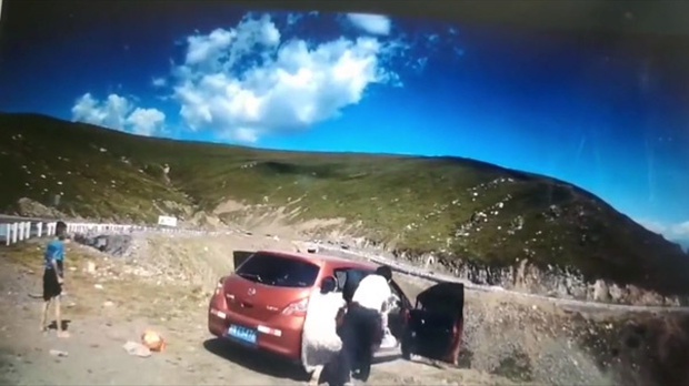 Video cả gia đình cố gắng thoát ra khỏi chiếc ô tô đang lao thẳng xuống vực, những gì diễn ra sau đó khiến ai nấy đều thót tim - Ảnh 5. Video cả gia đình cố gắng thoát ra khỏi chiếc ô tô đang lao thẳng xuống vực, những gì diễn ra sau đó khiến ai nấy đều thót tim - Ảnh 5.