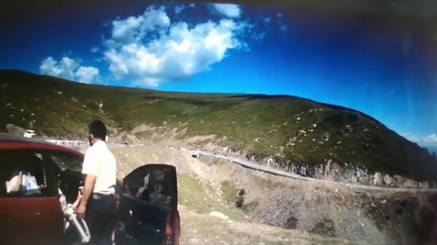 Video cả gia đình cố gắng thoát ra khỏi chiếc ô tô đang lao thẳng xuống vực, những gì diễn ra sau đó khiến ai nấy đều thót tim - Ảnh 1. Video cả gia đình cố gắng thoát ra khỏi chiếc ô tô đang lao thẳng xuống vực, những gì diễn ra sau đó khiến ai nấy đều thót tim - Ảnh 1.