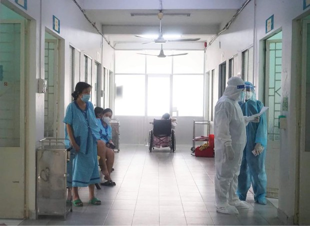 Bên trong bệnh viện điều trị nhiều sản phụ mắc Covid-19 nhất TP.HCM - Ảnh 2.