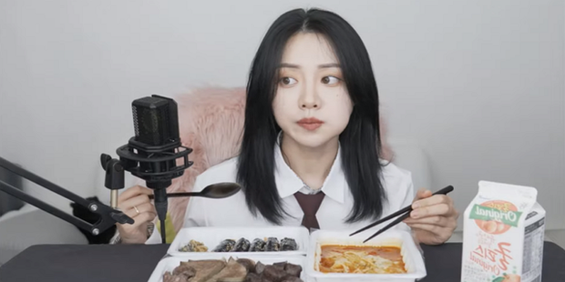 Trêu đùa mèo cưng quá đà, nữ streamer bị boss tấn công tới mức phải nhập viện - Ảnh 5. Trêu đùa mèo cưng quá đà, nữ streamer bị boss tấn công tới mức phải nhập viện - Ảnh 5.