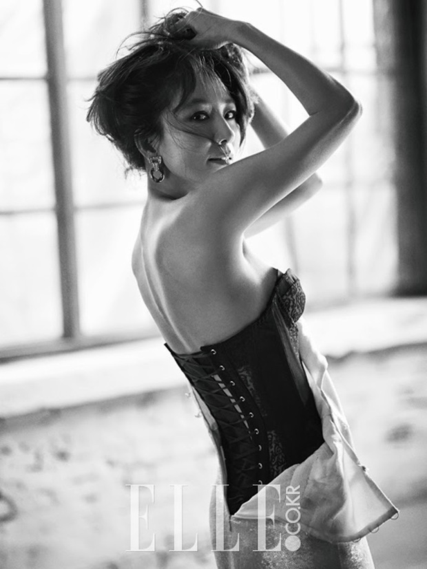 Bà cả Thế Giới Hôn Nhân Kim Hee Ae đã U55 mà sở hữu body cực phẩm, chẳng ngại đóng cảnh nóng với trai trẻ nhờ bí kíp này - Ảnh 6. Bà cả Thế Giới Hôn Nhân Kim Hee Ae đã U55 mà sở hữu body cực phẩm, chẳng ngại đóng cảnh nóng với trai trẻ nhờ bí kíp này - Ảnh 6.