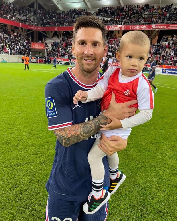 Thần tượng được săn đón: Thủ môn đội bạn nhờ Messi bế con chụp ảnh - Ảnh 1.