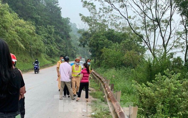 Tự đâm vào hộ lan đường với tốc độ cao, 2 thanh niên thương vong - Ảnh 2.