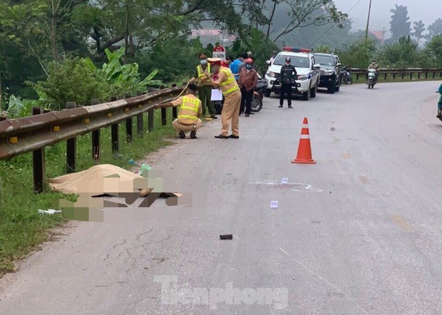 Tự đâm vào hộ lan đường với tốc độ cao, 2 thanh niên thương vong - Ảnh 1.