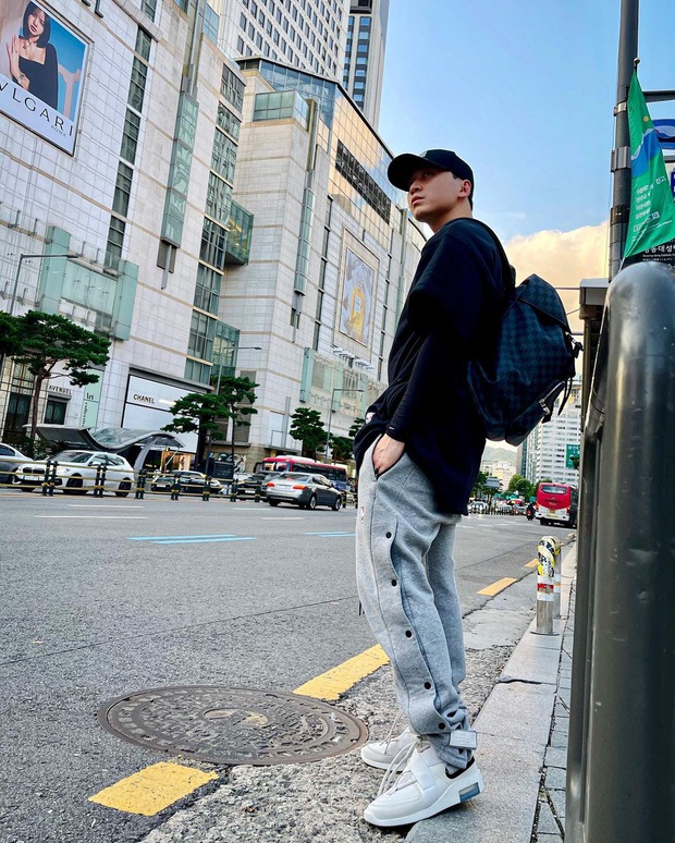 Karik xả hình check-in tại Hàn thế nào lại làm lộ Lisa (BLACKPINK), bị netizen tóm vội thừa nhận 1 điều? - Ảnh 3. Karik xả hình check-in tại Hàn thế nào lại làm lộ Lisa (BLACKPINK), bị netizen tóm vội thừa nhận 1 điều? - Ảnh 3.