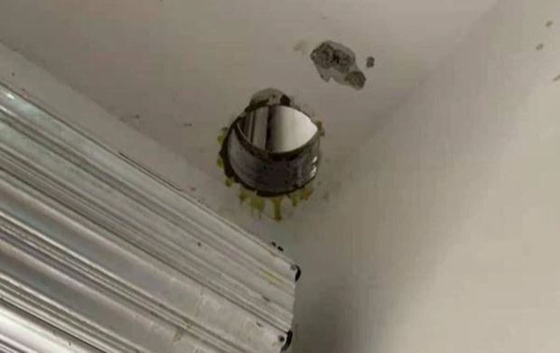 Sáng tỉnh dậy thấy cái đầu đầy tóc thò ra ở góc trần nhà, cặp vợ chồng nhìn kỹ “hiện vật” còn hốt hoảng hơn phải gọi vội cảnh sát - Ảnh 5. Sáng tỉnh dậy thấy cái đầu đầy tóc thò ra ở góc trần nhà, cặp vợ chồng nhìn kỹ “hiện vật” còn hốt hoảng hơn phải gọi vội cảnh sát - Ảnh 5.