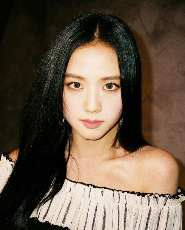 Jisoo (BLACKPINK) lột xác trong ảnh hậu trường mới: Lạnh lùng khác hẳn bánh bèo mọi khi, ánh mắt sắc như thể cứa vào tim fan - Ảnh 3.