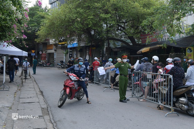 Hà Nội: Nhiều người bị yêu cầu quay xe vì không có lịch trực - Ảnh 5. Hà Nội: Nhiều người bị yêu cầu quay xe vì không có lịch trực - Ảnh 5.