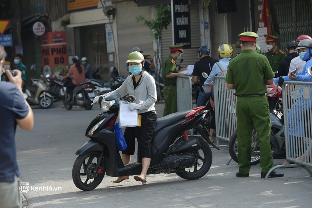Hà Nội: Nhiều người bị yêu cầu quay xe vì không có lịch trực - Ảnh 9. Hà Nội: Nhiều người bị yêu cầu quay xe vì không có lịch trực - Ảnh 9.