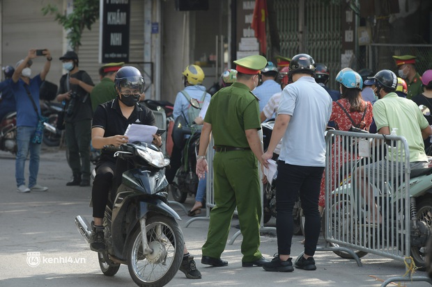 Hà Nội: Nhiều người bị yêu cầu quay xe vì không có lịch trực - Ảnh 6. Hà Nội: Nhiều người bị yêu cầu quay xe vì không có lịch trực - Ảnh 6.