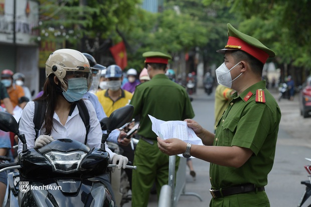 Hà Nội: Nhiều người bị yêu cầu quay xe vì không có lịch trực - Ảnh 2. Hà Nội: Nhiều người bị yêu cầu quay xe vì không có lịch trực - Ảnh 2.